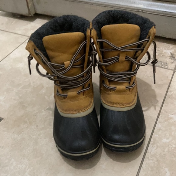 Sorel waterproof duck boots size 5. Like new. - Picture 2 of 6